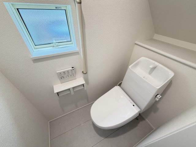 ハートフルタウン前橋市南町2丁目55番3　A号棟のトイレ|1階トイレです。清潔感のある白を基調としています。
温水洗浄・便座暖房機能の付いた快適なトイレです☆