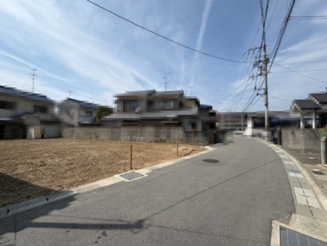 向日市寺戸町新田2期1号地の前面道路含む現地写真|間口3.1ｍの奥側の土地です。