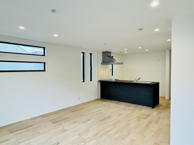 八王子市　万町　新築一戸建ての居間・リビング|～2階18.75帖の明るいLDKで、家族団欒の時間をお過ごしいただけます～