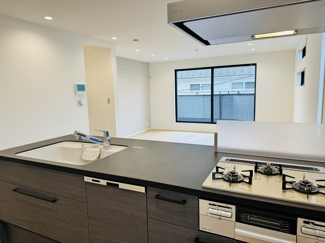八王子市　万町　新築一戸建てのキッチン|～３口コンロと広い調理台でお料理が捗ります～
