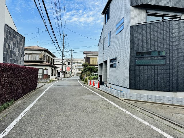 八王子市　万町　新築一戸建ての前面道路含む現地写真|～西側6ｍ・南側5ｍ道路に面しています～