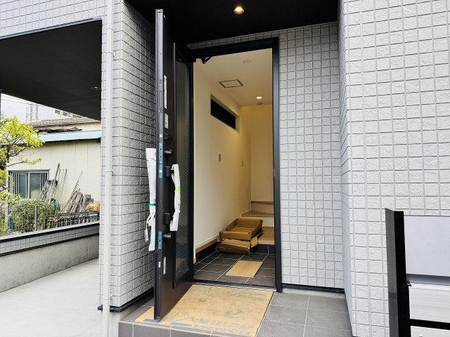 八王子市　万町　新築一戸建ての玄関|～玄関は安心のWロックキーを採用～