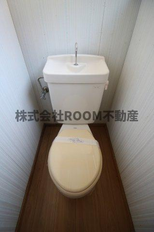 髙野貸家のトイレ|清潔感のあるトイレです