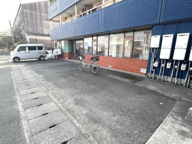ハラダビルの駐車場