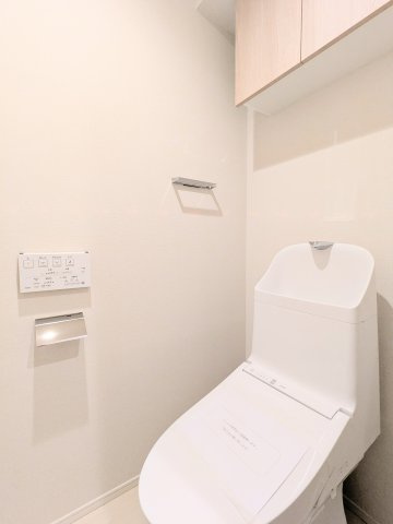 サンヴェール門前仲町のトイレ|～吊戸棚付きのトイレ写真～
