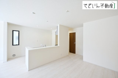 【居間・リビング】 | Livele Garden.S深谷市田所町 第3　新築住宅 | ≪2号棟≫南からたっぷり差し込む陽光が、家族の団らんをあたたかく照らす。広々としたLDKは、子どもが走り回っても余裕のある安心空間です。
現地(2026年6月撮影)