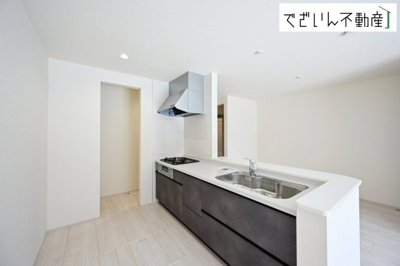 【キッチン】 | Livele Garden.S深谷市田所町 第3　新築住宅 | ご家族みんなで調理ができる位のスペースを実現したキッチン空間となっております。みんなで作った料理を召し上がりながらの会話は、自然と笑いが絶えない空間がそこに広がります。
現地(2026年6月撮影)