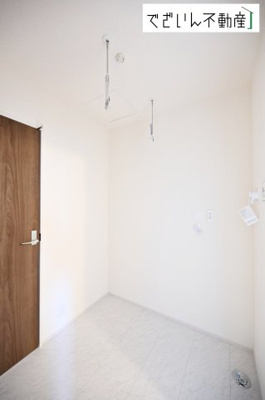 【ランドリースペース】 | Livele Garden.S深谷市田所町 第3　新築住宅 | ≪2号棟≫室内物干し金物付きで、雨の日の室内物干しに便利です。
現地(2026年6月撮影)