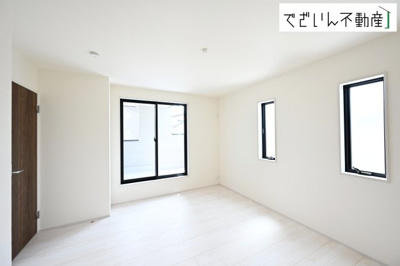 【洋室】 | Livele Garden.S深谷市田所町 第3　新築住宅 | ≪2号棟≫夫婦の寝室としても使える落ち着いた居室。育児の合間にほっと一息つける、静かな時間を守ってくれます。
現地(2026年6月撮影)
