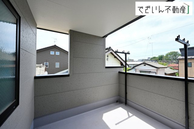 【バルコニー】 | Livele Garden.S深谷市田所町 第3　新築住宅 | ≪2号棟≫ずっと太陽を感じる事ができるのは、遮るものが視界に無いから。彼方に広がる風景が絵画のように広がります。
現地(2026年6月撮影)