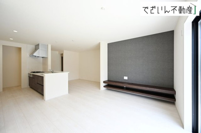 【居間・リビング】 | Livele Garden.S深谷市田所町 第3　新築住宅 | ≪2号棟≫造作TVボードがおしゃれな印象。細部まで丁寧に仕上げられた内装が、日々の生活を豊かに彩ります。家族の思い出が増えていく場所に。
現地(2026年6月撮影)