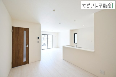 【居間・リビング】 | Livele Garden.S深谷市田所町 第3　新築住宅 | 空気感という居心地の良いＢＧＭは、暮らしのステージを彩り、心のやすらぎと満足感を与えてくれます。通風と採光を考慮した設計は地域の鼓動を感じ、お寛ぎ頂くことが可能です。
現地(2026年6月撮影)