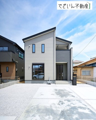 【外観】 | Livele Garden.S深谷市田所町 第3　新築住宅 | ≪2号棟≫街並みに馴染む、シンプルで洗練された佇まい。暮らしにちょっとした遊び心を添えてくれるお家です。
現地(2026年6月撮影)