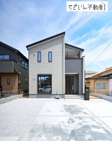 【外観】 | Livele Garden.S深谷市田所町 第3　新築住宅 | ≪2号棟≫街並みに馴染む、シンプルで洗練された佇まい。暮らしにちょっとした遊び心を添えてくれるお家です。
現地(2026年6月撮影)