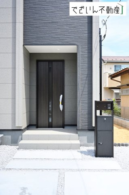 【玄関】 | Livele Garden.S深谷市田所町 第3　新築住宅 | ≪2号棟≫玄関前にはダイヤルキー付きの宅配BOXがあり、荷物の受け取りに便利です。
現地(2026年6月撮影)