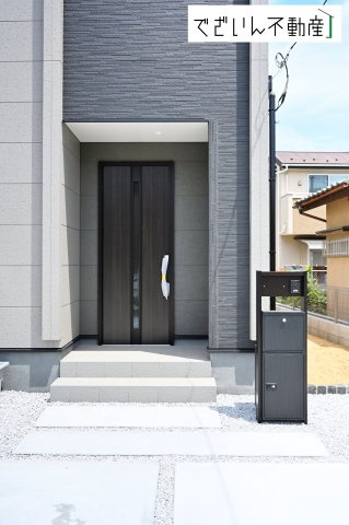 【玄関】 | Livele Garden.S深谷市田所町 第3　新築住宅 | ≪2号棟≫玄関前にはダイヤルキー付きの宅配BOXがあり、荷物の受け取りに便利です。
現地(2026年6月撮影)