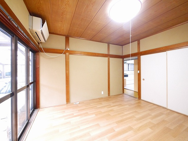 小泉町戸建の洋室