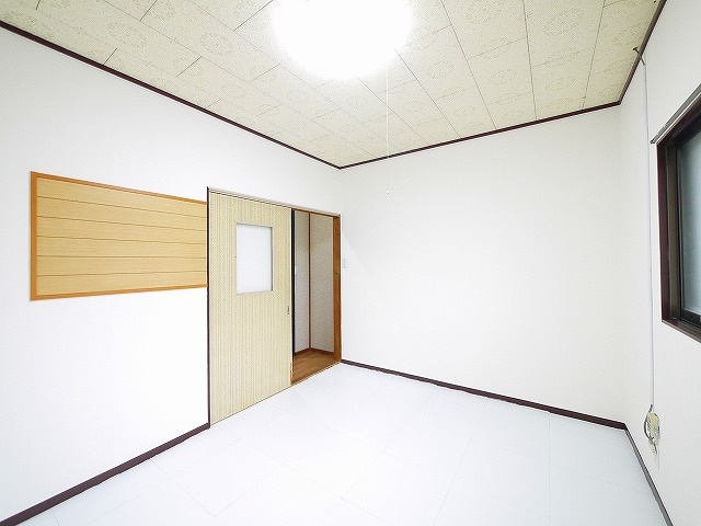 小泉町戸建の洋室