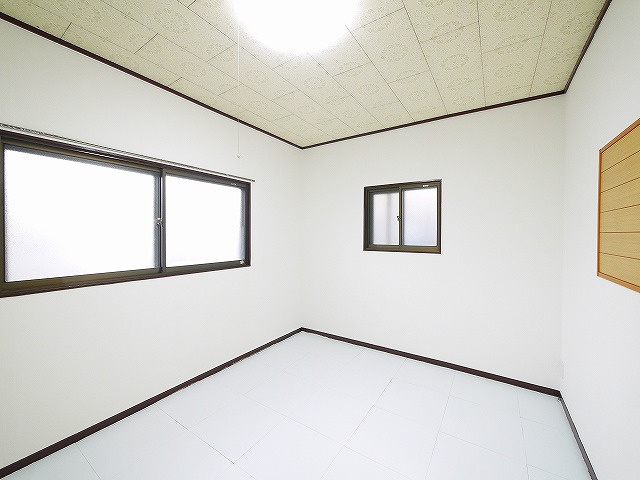 小泉町戸建の洋室
