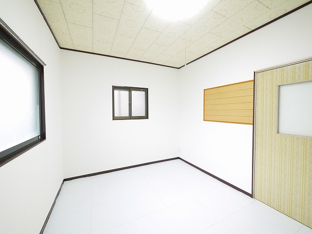 小泉町戸建の洋室