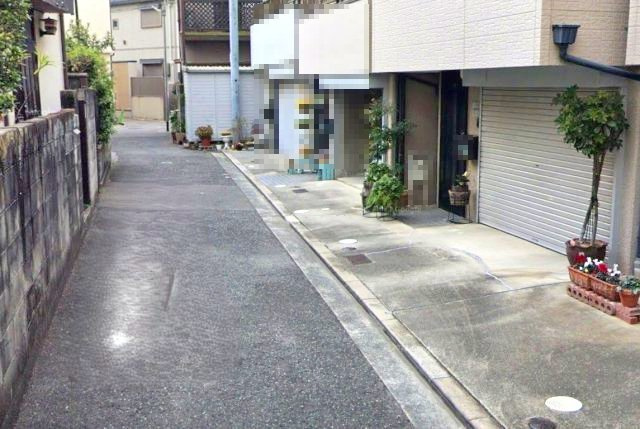 広田町の前面道路含む現地写真|RC造　ビルトイン車庫　シャッター付き
盗難の被害や雨や風などから愛車を守れます
