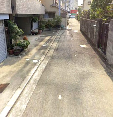 広田町の前面道路含む現地写真|開放感のある2階リビングは日当たりもよく日中は明るい日差しが射し込みます。また、道路からの目線も気になりにくいのでプライバシーも守られやすいですね。ご家族団欒のスペースとして大活躍するＬＤＫです。 
