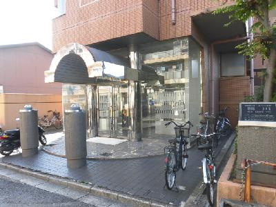 朝日プラザ鴨川のエントランス