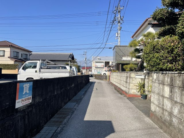 南国市大そね甲　土地の前面道路含む現地写真|周辺は住宅地になっています。詳細な住所はお電話でお気軽にお問い合わせください。