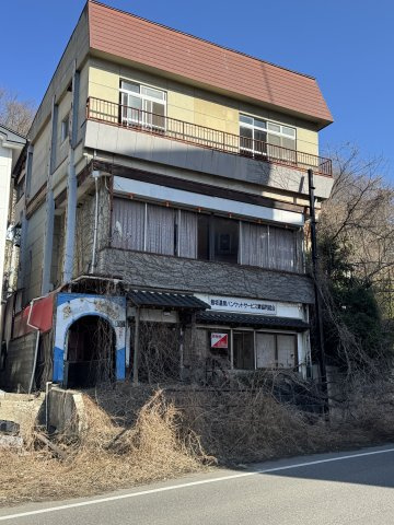想定年間賃料　60万　想定利回り　3％　鉄骨造の外観