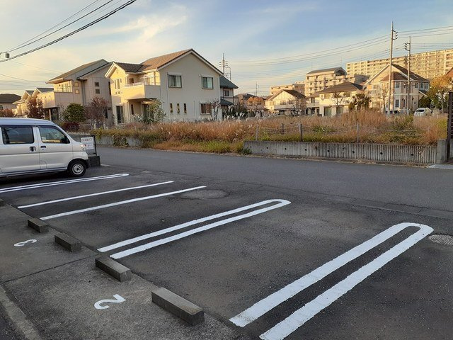 パストラーレ　Ｂの駐車場|車をお持ちの方に嬉しい駐車場付きの物件です