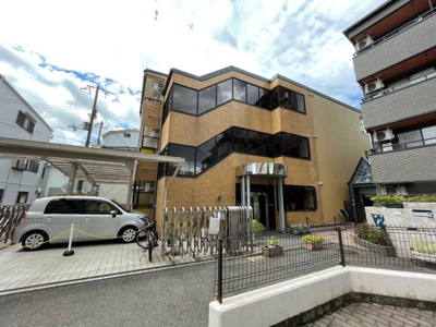 【外観】 | メゾンアバンテ | ３階建て　公道に面していないので落ち着いた雰囲気です。無料の自転車置き場　ごみステーションあり