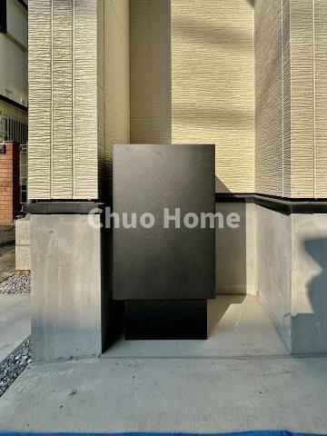 江戸川区東小岩6丁目新築分譲住宅の外観|留守中に便利な宅配ボックス完備【床暖房】冬は足元から暖めてくれる床暖房はエアコンとは違って埃が舞いませんので健康にも良さそうですね。