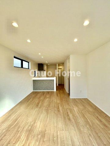 江戸川区東小岩6丁目新築分譲住宅の居間・リビング|【居間・リビング】「ＬＤＫは家族団らんをデザイン」広いＬＤＫでは家族が集まり一緒の時間を過ごせる工夫がされております。何気ない一日の当たり前のひとコマがいつか一生の宝物になります