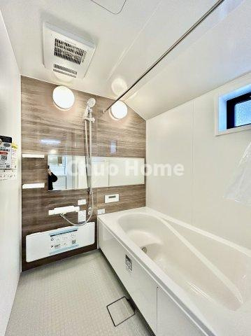 江戸川区東小岩6丁目新築分譲住宅の浴室|【バスルーム】暖房換気乾燥機付きシステムバスルーム。暖房・冷風・換気・乾燥など、毎日を快適に過ごせるうれしい機能が揃っています。雨の日の洗濯物も安心です。