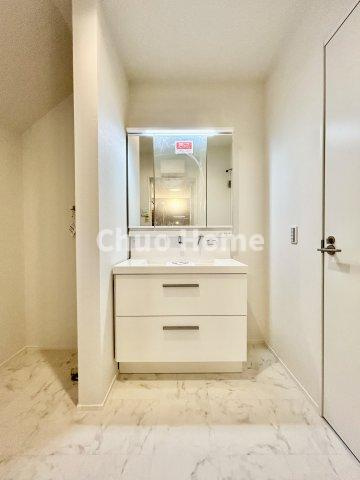 江戸川区東小岩6丁目新築分譲住宅の独立洗面台|【洗面化粧台】洗面化粧台には三面鏡を採用。身だしなみを整えやすい事はもちろんですが、鏡の後ろに収納スペースを設ける事により、散らかりやすい洗面スペースをすっきりさせる事が出来るのも嬉しいですね