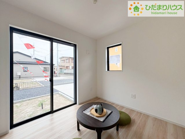 日立市東大沼町11期　新築戸建　2号棟の洋室|大きな窓からは、暖かな日の光が降り注ぎます・・・