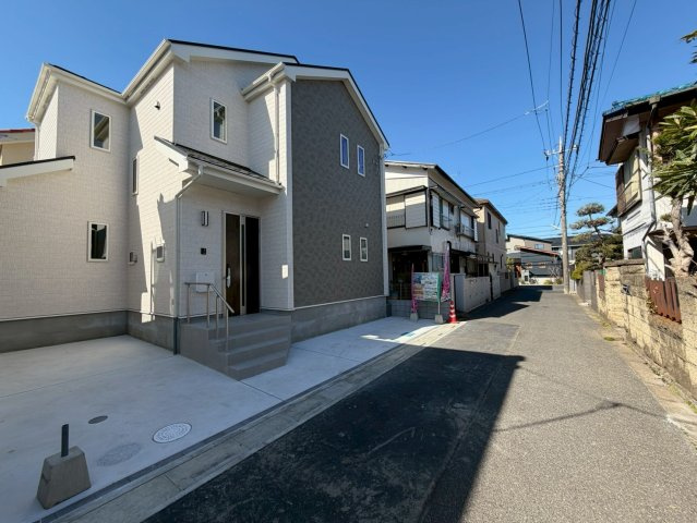 越谷市宮本町新築戸建ての前面道路含む現地写真