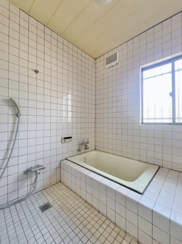 【中古戸建】高崎市井野町の浴室|■浴室｜窓付きの浴室になっています♪いつでも換気もできるので綺麗を保てます♪