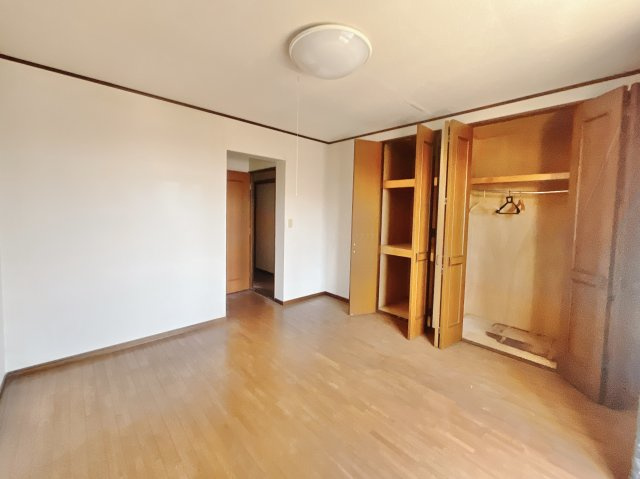 【中古戸建】高崎市井野町の洋室|■洋室｜広い洋室ならインテリアも自由自在にお楽しみいただけます♪お外から帰ってきた後は寝室でゆっくり自分の時間をお過ごしください。