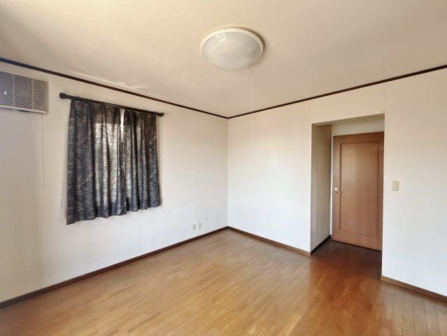 【中古戸建】高崎市井野町の洋室|■洋室｜ダブルベッドを置いても充分な広さを2Ｆのお部屋に設けております。お子様と家族みんなで寝るのも夢じゃありません♪窓からは光が差し込むので日中でも明るいお部屋です。