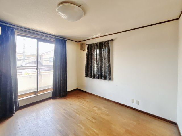 【中古戸建】高崎市井野町の洋室|■洋室｜お子様の一人部屋にピッタリな洋室。木のぬくもりを感じるフローリングは、天然木の味わいが時とともに深みを増していきます。また、傷にも強く、フリーワックスでお手入れもラクラクです♪
