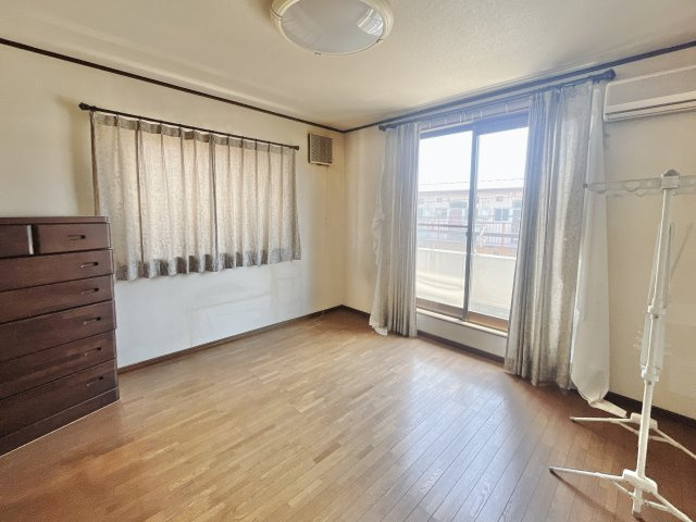 【中古戸建】高崎市井野町の洋室|■洋室｜ナチュラルカラーの床です。模様替えなどとても楽しく工夫できます♪陽当たり、風通しもとても良いので毎日快適な生活スタートです！子供部屋にも良いですね♪