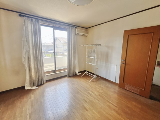 【中古戸建】高崎市井野町の洋室|■洋室｜洋室には大きな窓をご用意しています。日中はあたたかな日差し差し込み自分時間も充実できますね＾＾