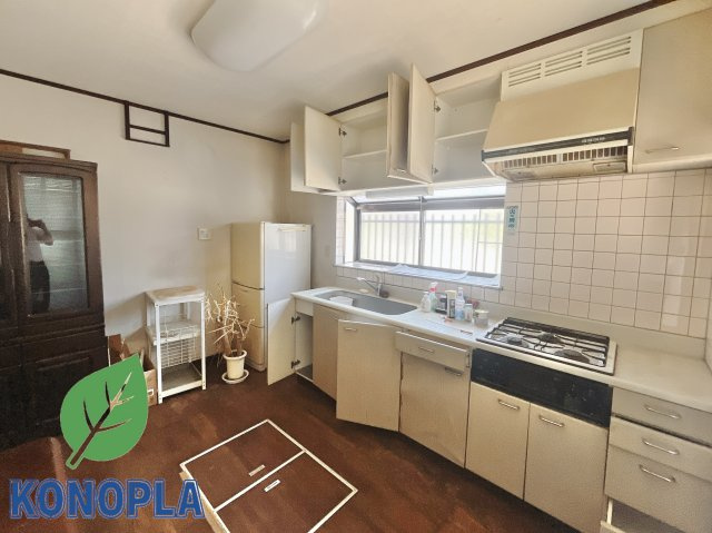 【中古戸建】高崎市井野町のキッチン|■キッチン｜ワークトップの幅が広く、お子様といっしょにお料理をつくったり、ちょっとしたパーティーも楽しめます。フラットなのでお掃除がしやすいのもポイントです♪