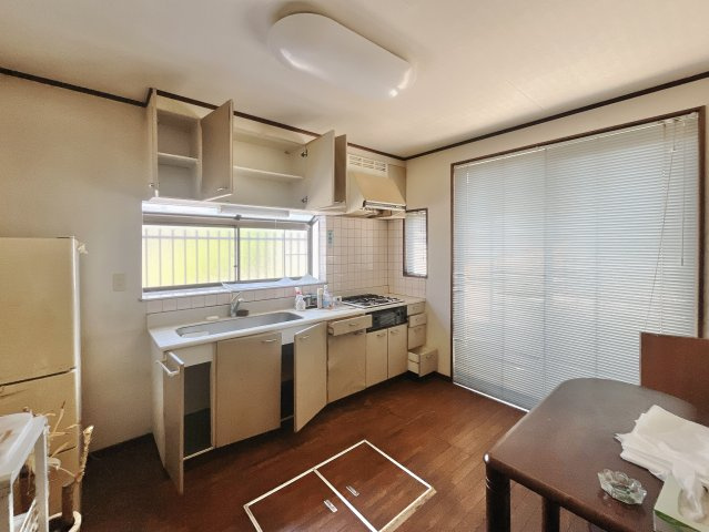 【中古戸建】高崎市井野町のキッチン|■キッチン｜広々としたキッチンでお料理が楽しめます♪窓付きなので換気もできていつでもきれいを保てます♪
