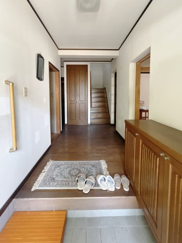 【中古戸建】高崎市井野町の玄関|■玄関｜毎日の「いってらっしゃい」や「お帰りなさい」を大切なご家族と過ごす玄関は〈使いやすさ〉を追求しております。玄関横の物入は急な来客時でもさっとお片付けできるスペースを確保しています。