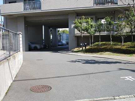 サーパス牛田天水苑の駐車場