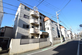 【外観】 | 青空によく映える建物です。手入れの行き届いた外壁やマンション正面エントランスなど、綺麗な姿をぜひ一度、現地にてご覧ください。～即日のご見学可能～　お問合せはお気軽にどうぞ。