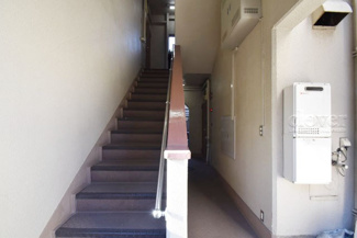 【その他共用部分】 | マンションの共用廊下です。きれいに清掃されています。周囲のお部屋の様子も、ぜひ伺ってみてください。～即日のご見学可能～　お問合せはお気軽にどうぞ。