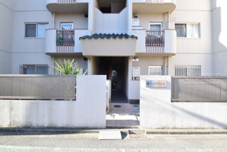 【エントランス】 | マンションの正面エントランス。出入りする人間を癒してくれるマンション入り口であり、その建物の「顔」でもあります。～即日のご見学可能～　お問合せはお気軽にどうぞ。